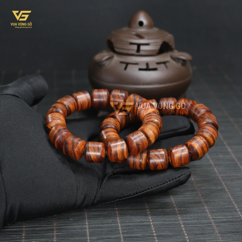 Vòng tay gỗ sưa đỏ lu thống màu nâu đỏ nổi bật