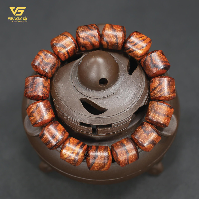 Vòng tay gỗ Sưa Đỏ Lu Thống 10/12/14mm chất già tím trên 50 năm tuổi, vân gỗ đẹp tự nhiên cao cấp.