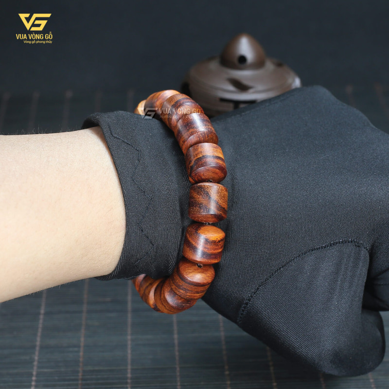 Vòng tay gỗ Sưa Đỏ Lu Thống size 12mm và 14mm, chất gỗ già tím, sang trọng, thích hợp làm quà tặng.
