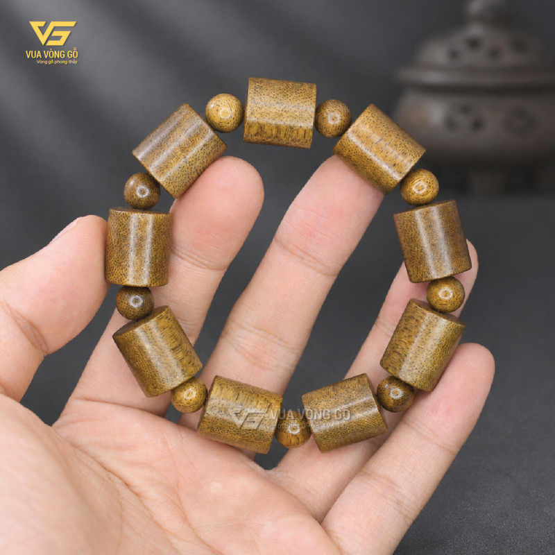 Cận cảnh vòng Trầm Hương đốt trúc với các đường vân dầu nâu tự nhiên trên từng hạt