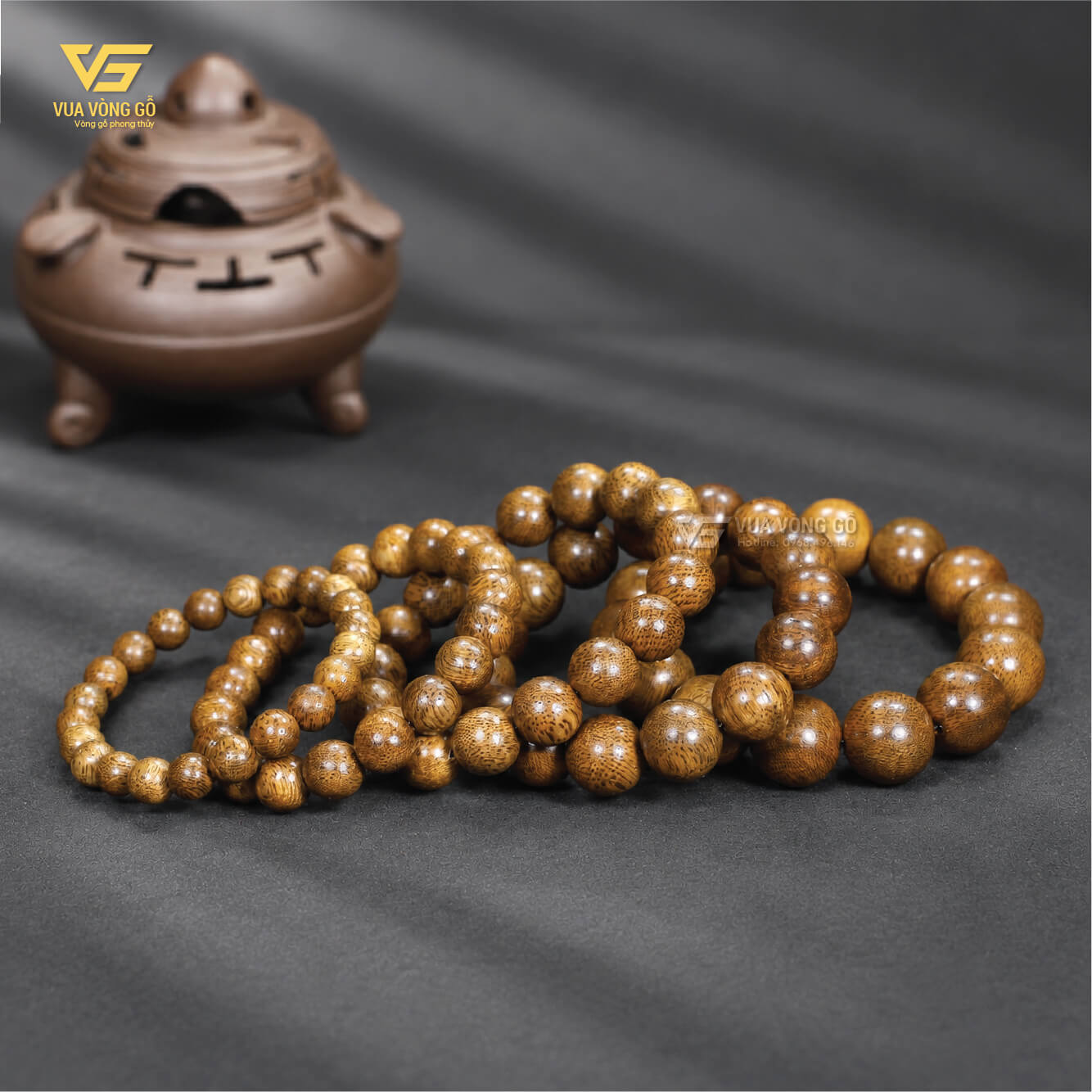 Vòng đeo tay Trầm Hương hạt tròn cho nam và nữ, màu vàng nâu ấm cùng vân dầu đặc trưng Vòng đeo tay Trầm Hương hạt tròn cho nam và nữ, màu vàng nâu ấm cùng vân dầu đặc trưng