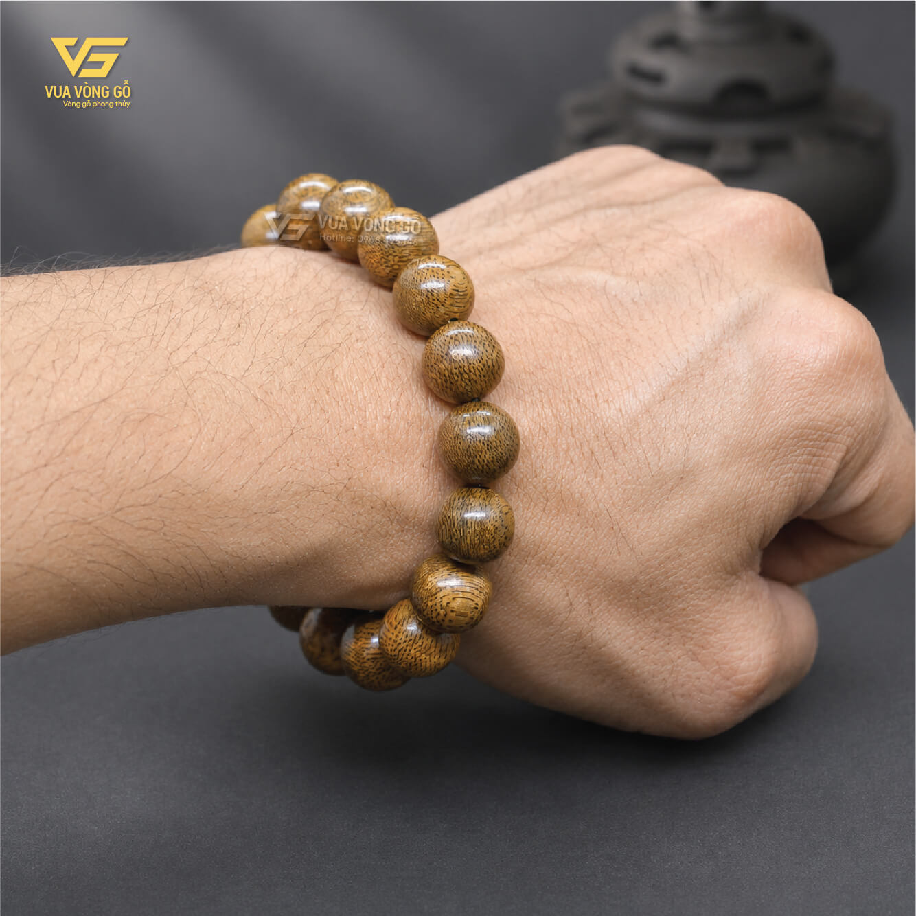 Vòng Trầm Hương hạt tròn được tiện nhẵn từng hạt, giữ nguyên màu sắc và vân gỗ tự nhiên