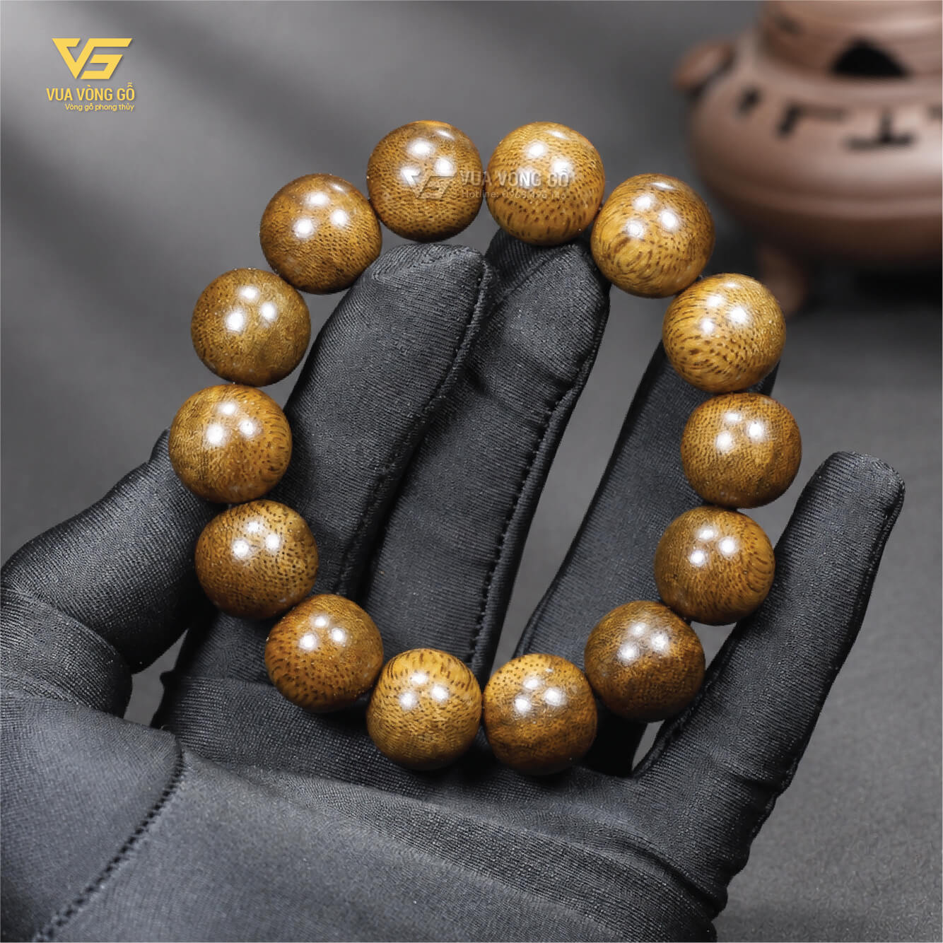 Chi tiết vòng gỗ Trầm Hương tốc vườn có vân dầu tự nhiên, hạt tròn được gia công đều đẹp