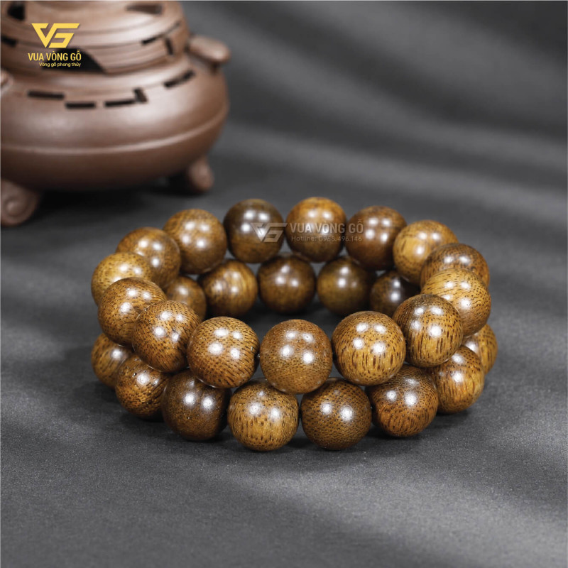 Vòng tay Trầm Hương hạt tròn với sắc gỗ vàng nâu tự nhiên, thiết kế đơn giản và thanh lịch