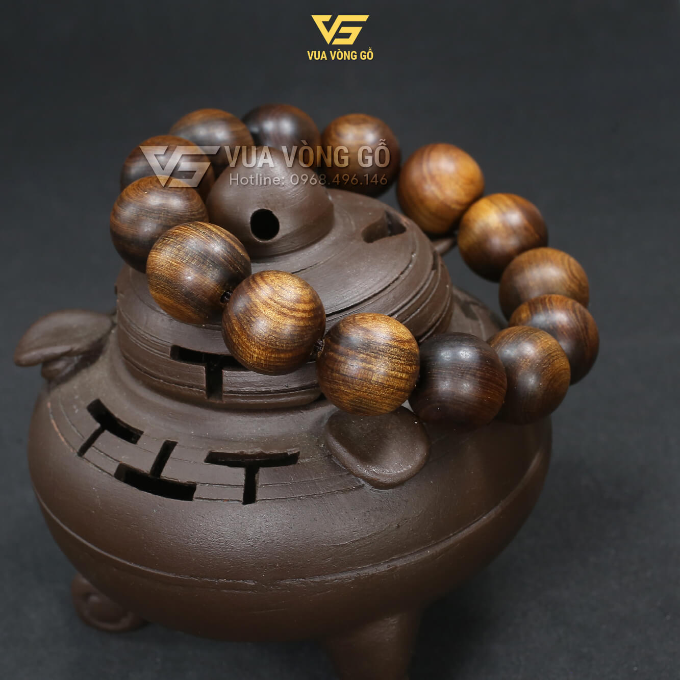Vòng tay gỗ Bách Xanh Mộc Châu hạt tròn – Vua Vòng Gỗ Cận cảnh vòng gỗ Bách xanh hạt tròn tự nhiên – hương thơm bền lâu, màu gỗ đẹp