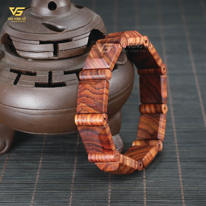 Cận cảnh vòng gỗ Sưa Đỏ 18x18mm, nền tím ánh đỏ và vân gỗ đẹp
