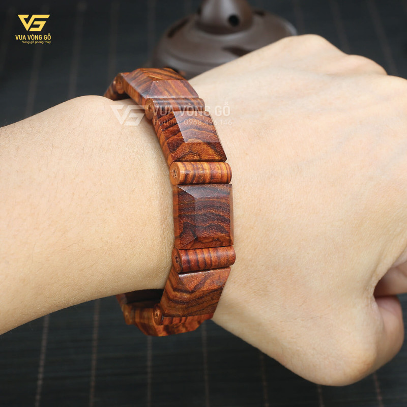 Ảnh đeo vòng gỗ Sưa Đỏ bản lách 18x18mm, phong cách nam sang trọng