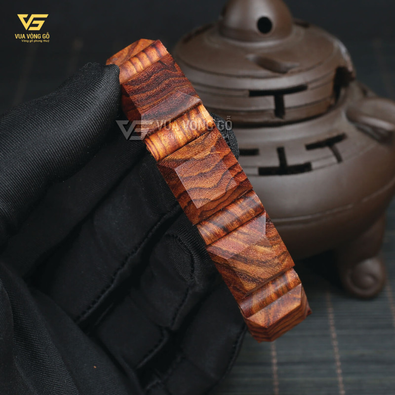 Vòng gỗ Sưa Đỏ 18x18mm để mộc, phù hợp làm trang sức gỗ cao cấp