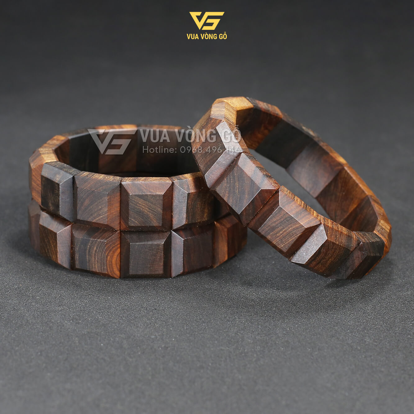Vòng gỗ Bách Xanh bản lách chống trầy, giữ mùi thơm lâu và mang vẻ đẹp độc đáo.