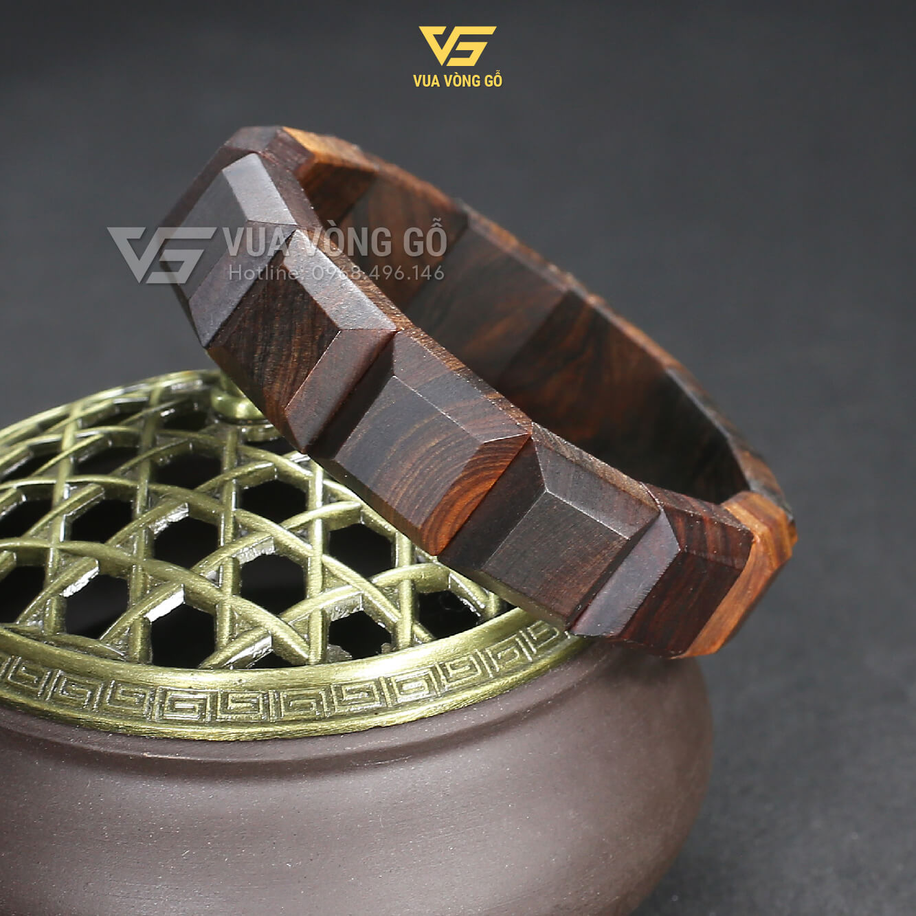 Vòng tay gỗ Bách Xanh bản vuông, chất liệu tự nhiên, nhiều dầu và thơm bền theo thời gian.