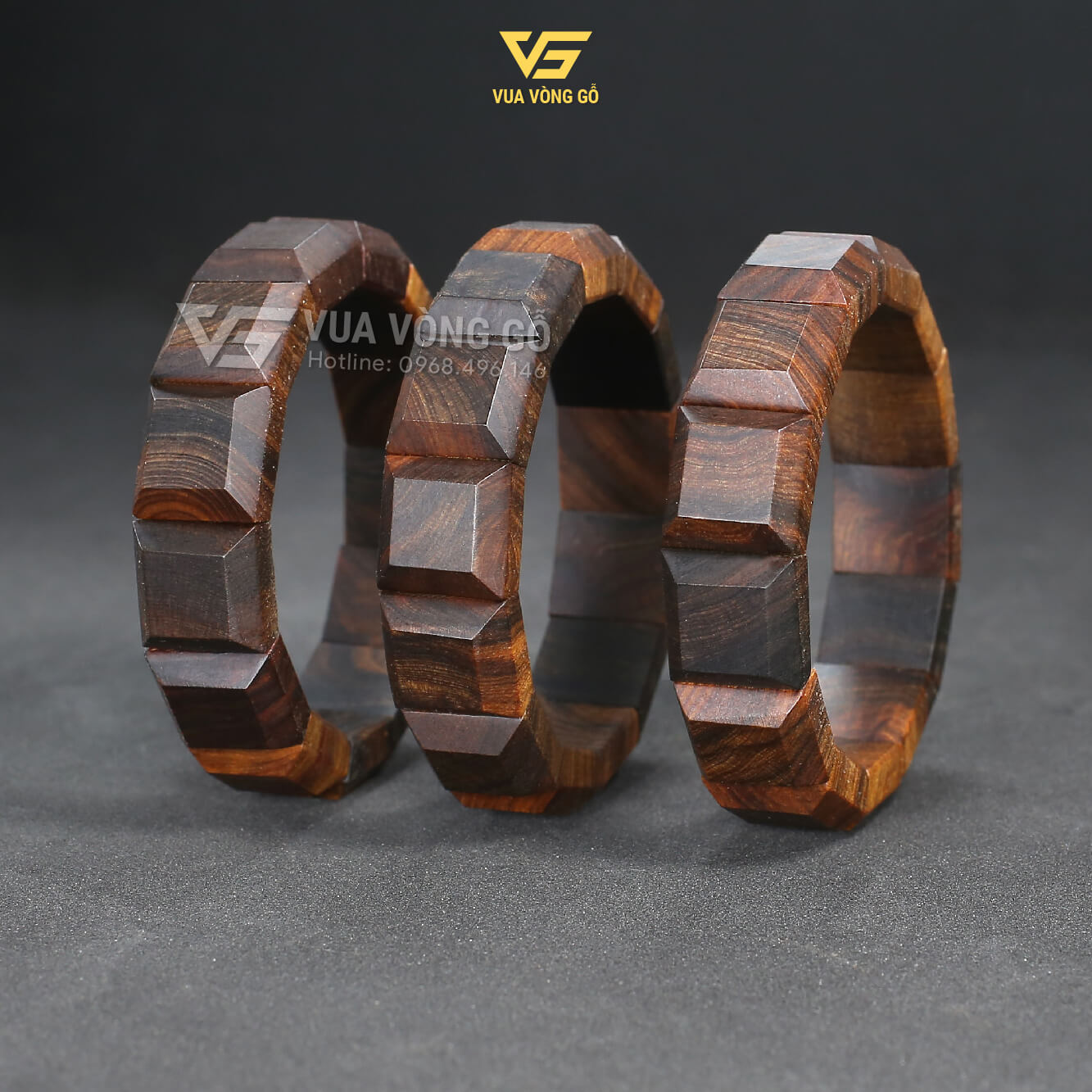 Vòng Bách Xanh cao cấp bản lách, gỗ đanh chắc, độ hoàn thiện tỉ mỉ từng chi tiết.
