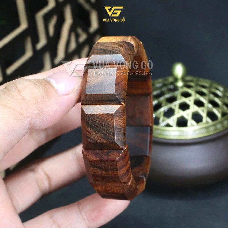 Vòng tay gỗ Bách Xanh bản lách thủ công, từng khối được mài sắc nét và tinh xảo.