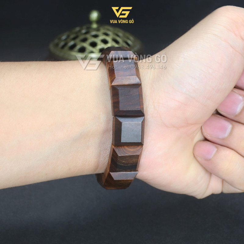 Vòng tay Bách Xanh bản vuông cao cấp, gỗ nặng chắc, sử dụng lâu bóng đẹp tự nhiên.