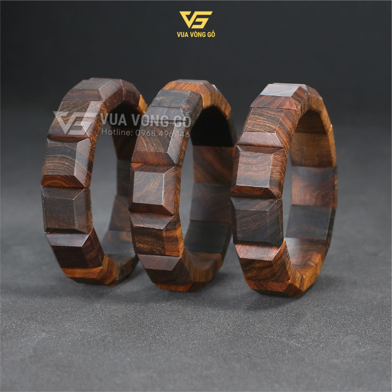 Vòng gỗ Bách Xanh Mộc Châu bản lách cao cấp, chất gỗ già đanh nhiều dầu, thơm ngọt tự nhiên.