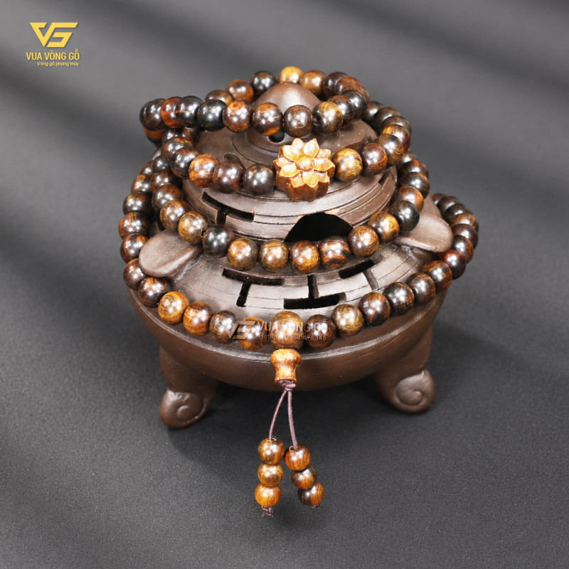 Vòng gỗ Bách Xanh Chìm Nước Mộc Châu có thớ mịn, vân gỗ tự nhiên và màu sắc trầm ấm