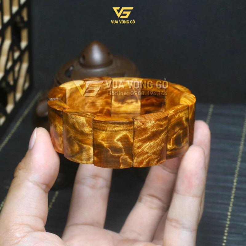 Vòng tay gỗ Bách Xanh Tia Chớp bản dẹt thơm ngọt, chất gỗ già đanh, càng đeo càng lên nước và bóng đẹp theo thời gian.