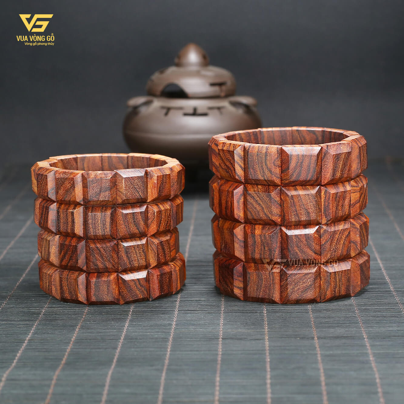 Vòng gỗ Sưa Đỏ bản lách vuông, lõi gỗ lâu năm với màu tím đậm và vân gỗ sắc nét Vòng gỗ Sưa Đỏ bản lách vuông, lõi gỗ lâu năm với màu tím đậm và vân gỗ sắc nét