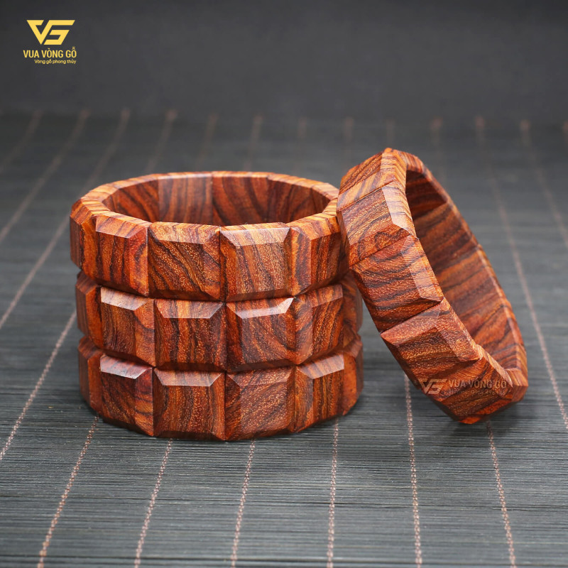 Vòng tay gỗ Sưa Đỏ già tím, bản lách vuông 15x15/18x18mm, để mộc tự nhiên làm quà tặng