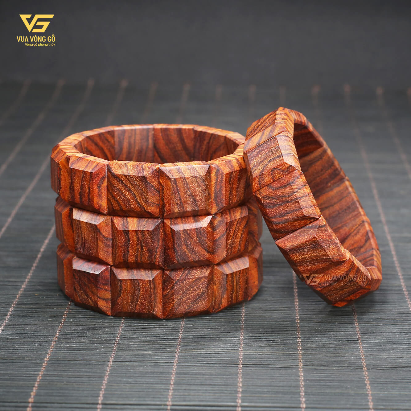 Vòng tay gỗ Sưa Đỏ già tím, bản lách vuông 15x15/18x18mm, để mộc tự nhiên làm quà tặng