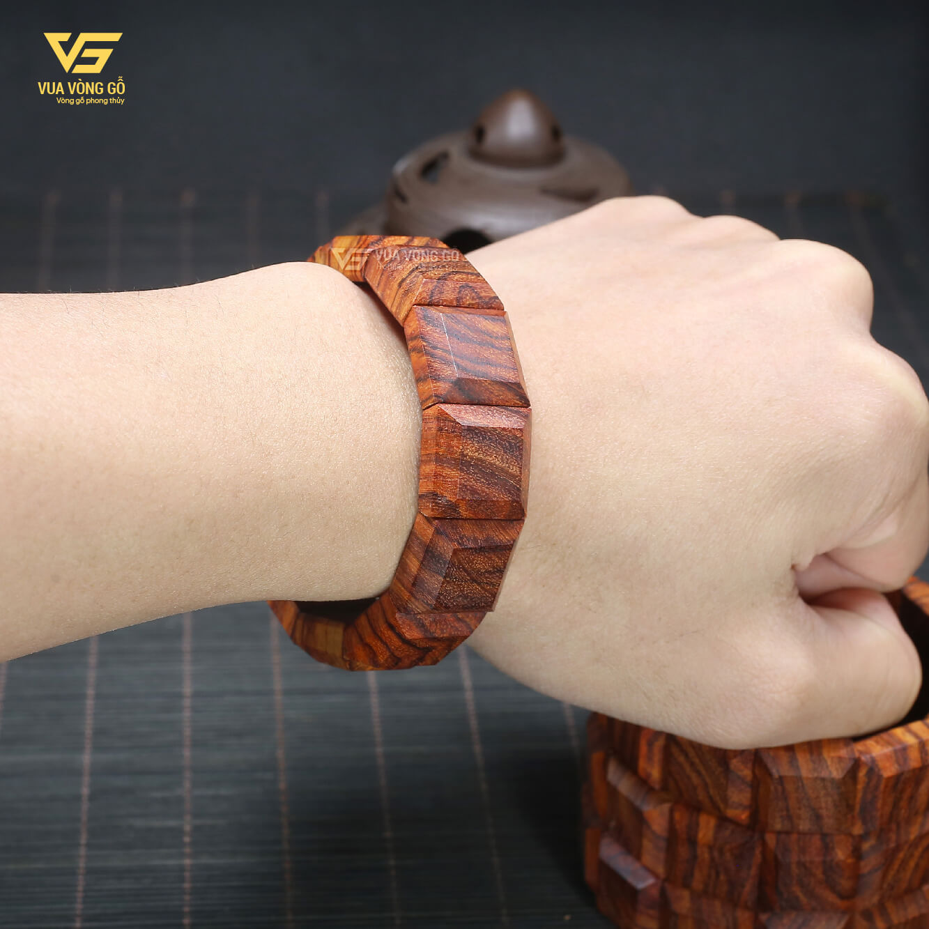 Vòng gỗ Sưa Đỏ già tím bản lách càng đeo càng lên nước bóng đẹp theo thời gian