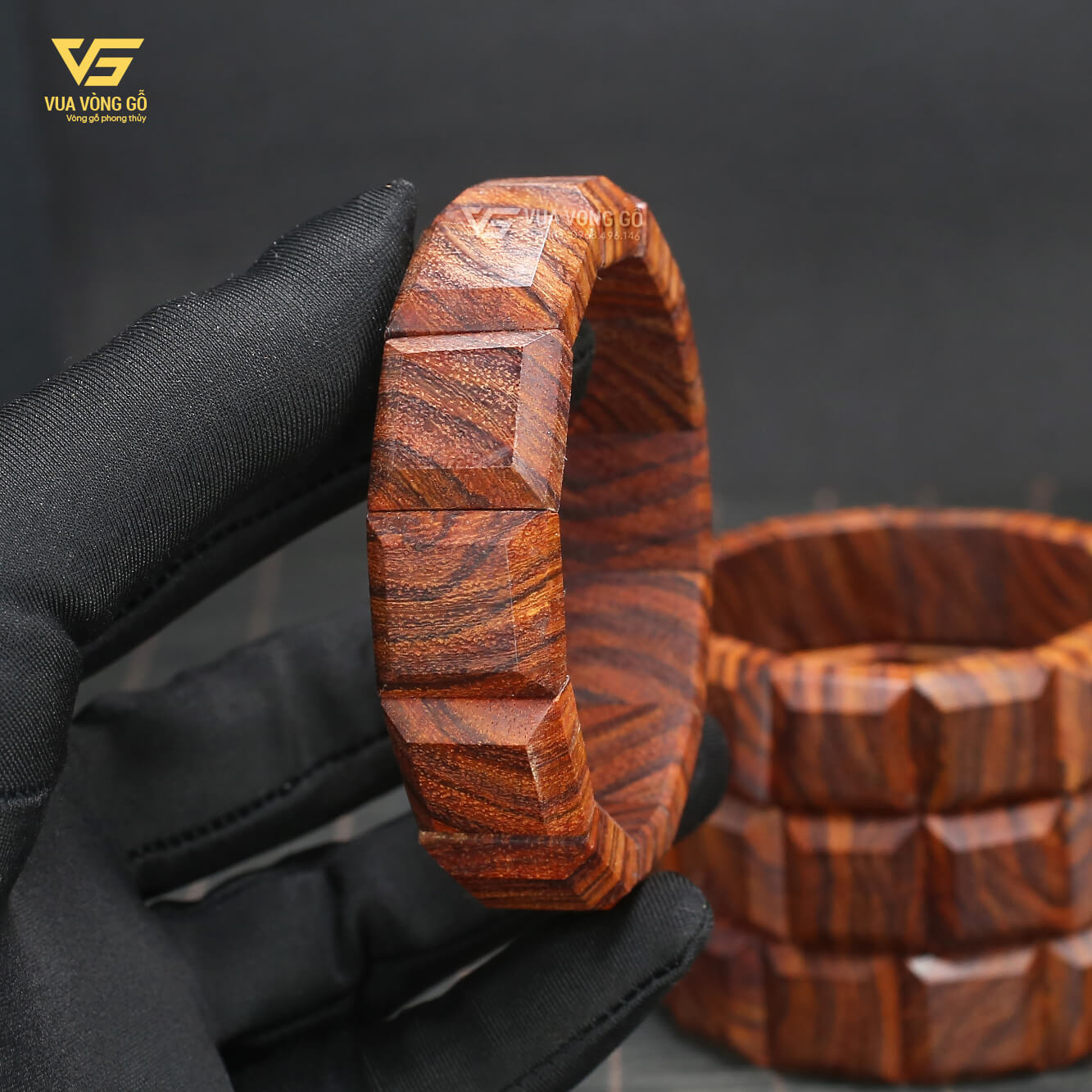 Vòng gỗ Sưa Đỏ bản lách 15x15mm, sắc đỏ tím tự nhiên và thớ gỗ mịn đẹp Vòng tay gỗ Sưa Đỏ già tím, bản lách vuông 15x15/18x18mm, để mộc tự nhiên làm quà tặng