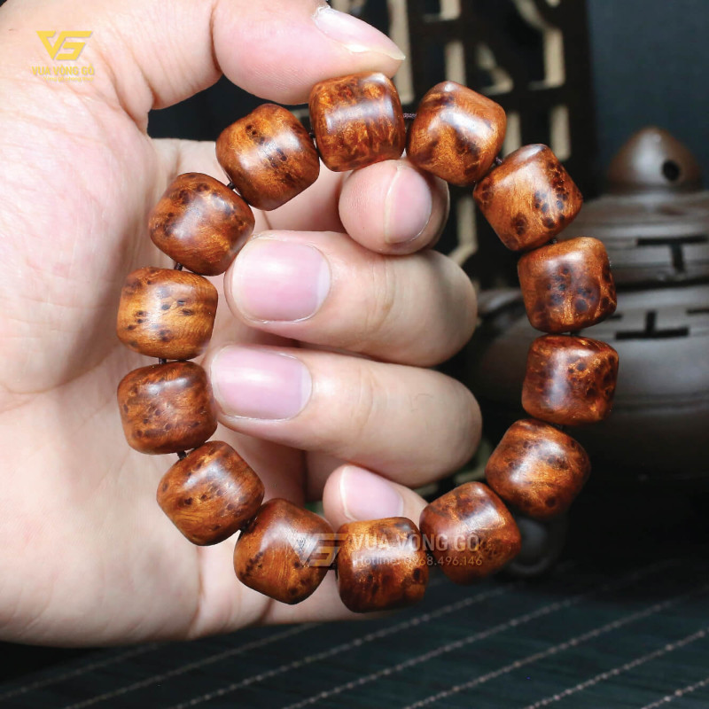 Vòng tay gỗ Nu Ngọc Am để mộc càng đeo càng lên nước, bề mặt gỗ dần bóng đẹp theo thời gian.