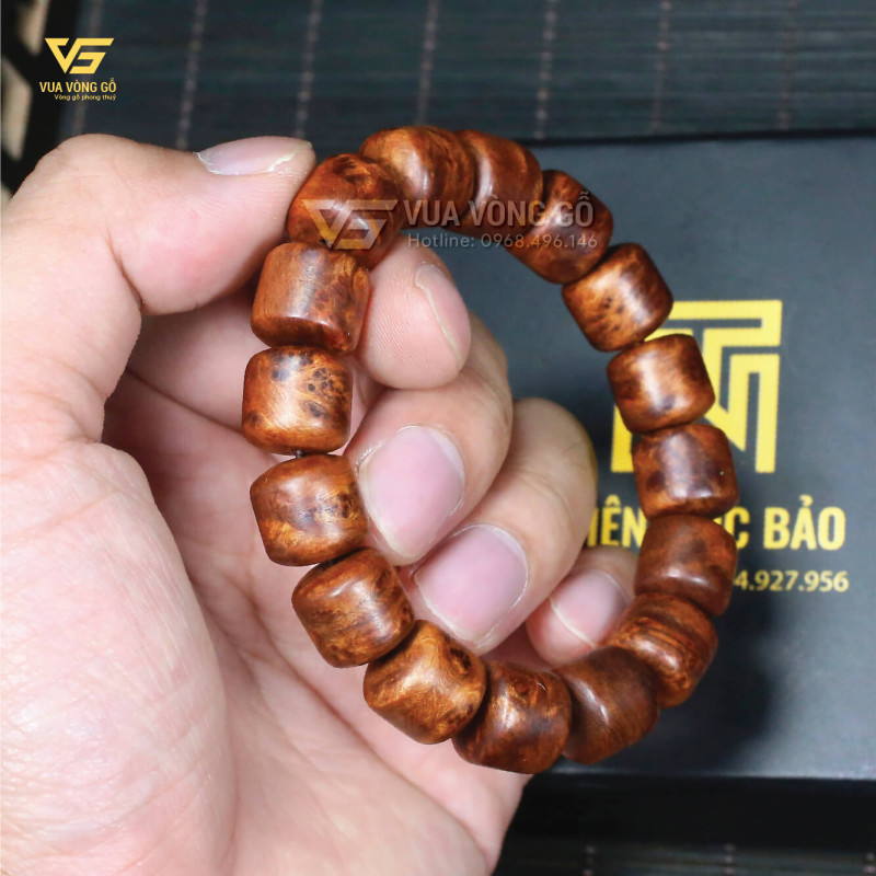 Vòng Nu Ngọc Am Hà Giang cao cấp với vân gỗ nổi bật, chất gỗ già và hương thơm tự nhiên đặc trưng.