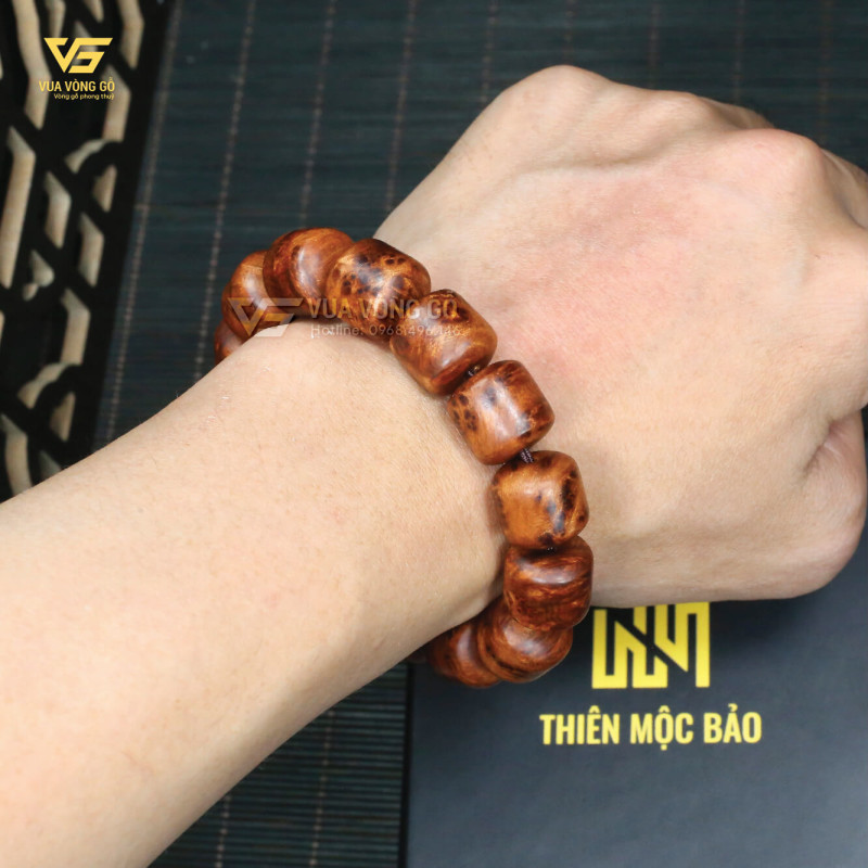 Sản phẩm vòng gỗ Nu Ngọc Am Hà Giang được gia công thủ công, từng hạt tròn đều, bề mặt nhẵn mịn.