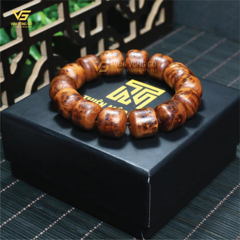 Cận cảnh vân nu trên vòng gỗ Nu Ngọc Am Hà Giang, từng hạt có đường vân riêng biệt, không trùng lặp.