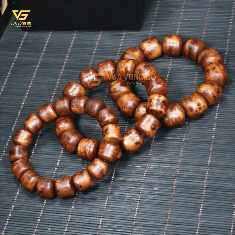 Vòng tay gỗ Ngọc Am Hà Giang để mộc 100%, không phủ bóng PU, giữ trọn màu sắc và hương thơm tự nhiên.
