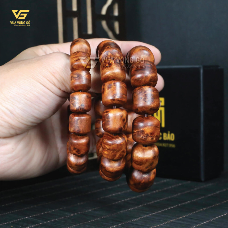 Vòng gỗ Nu Ngọc Am tự nhiên với chất gỗ đanh chắc, vân nu rõ nét, mang vẻ đẹp mộc mạc và sang trọng.