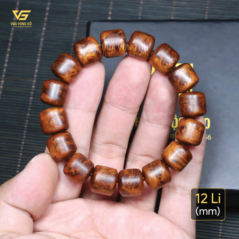 Vòng tay Nu Ngọc Am Hà Giang được chế tác từ phôi gỗ già, có vân xoáy độc đáo và mùi thơm dịu nhẹ