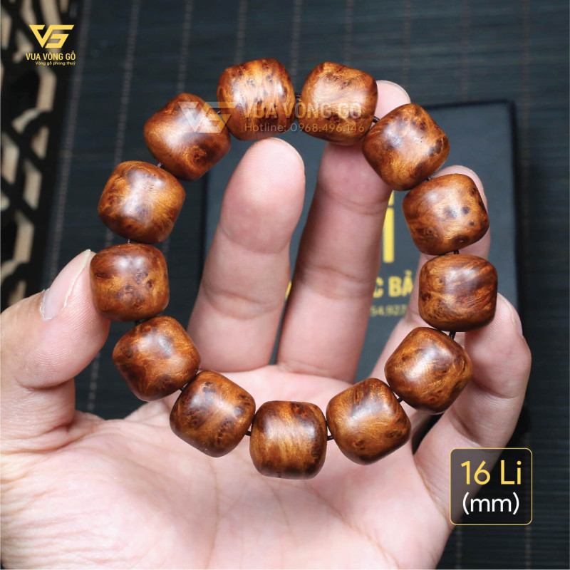 Cận cảnh vòng tay gỗ Nu Ngọc Am Hà Giang để mộc, bề mặt mịn đẹp, giữ nguyên vẻ tự nhiên của gỗ